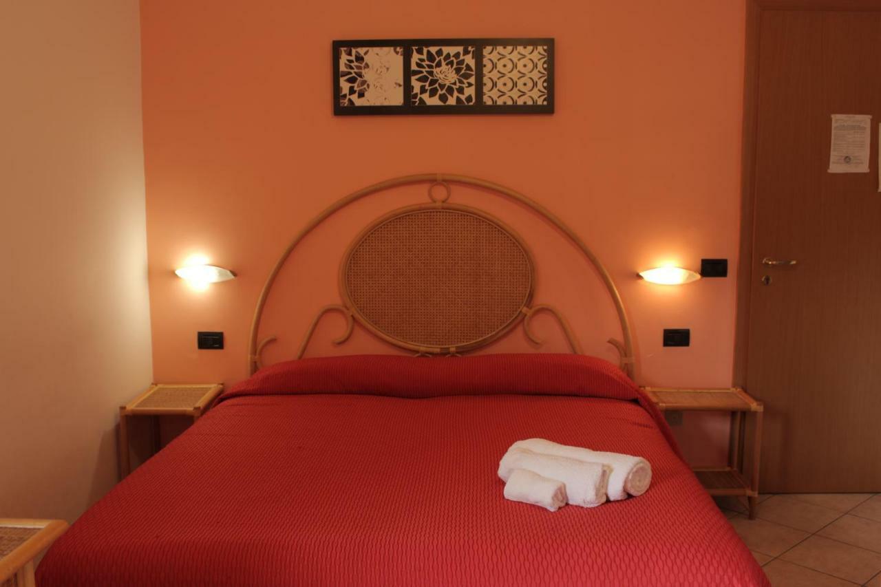 Albergo Il Terrazzino 维博瓦伦蒂亚码头 外观 照片