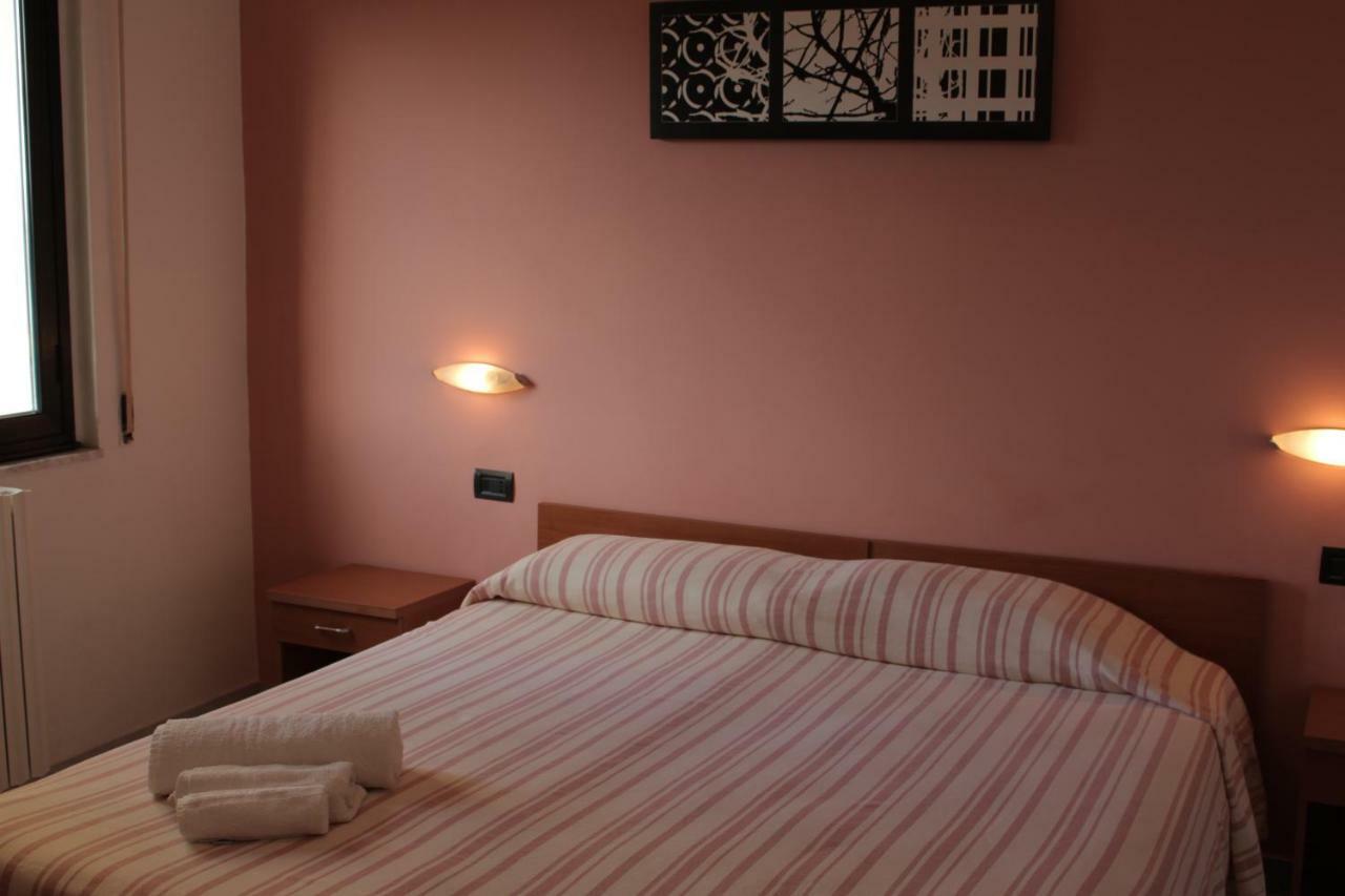 Albergo Il Terrazzino 维博瓦伦蒂亚码头 外观 照片
