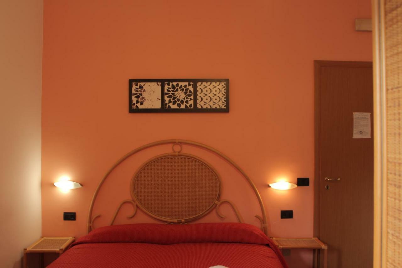 Albergo Il Terrazzino 维博瓦伦蒂亚码头 外观 照片