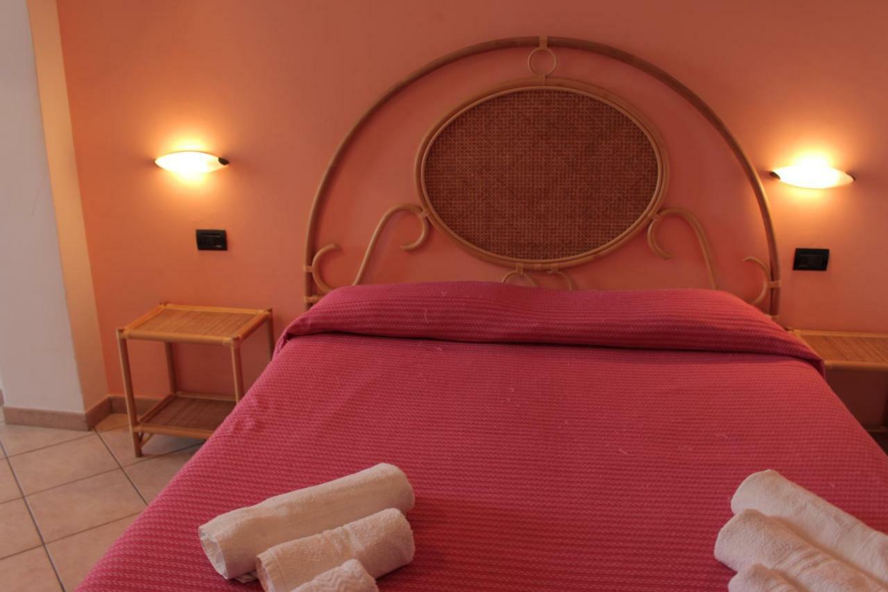 Albergo Il Terrazzino 维博瓦伦蒂亚码头 外观 照片